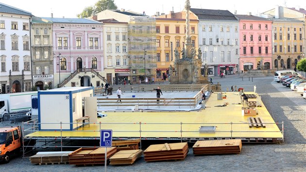 Kluzit se stalo oblbenou soust olomouckch vnonch trh (snmek z jeho stavby 3. listopadu 2015), proti hluku z jeho chlazen ale protestuj lid z blzkch dom a pekroen limit potvrdilo i men hygienik.