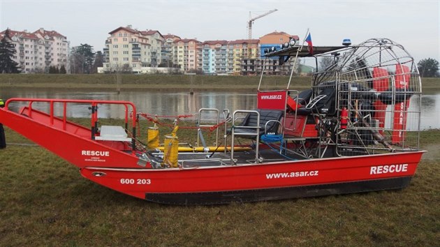 Olomout hasii si v koryt Moravy vyzkoueli vyvjen zchransk obojiveln plavidlo Airboat.