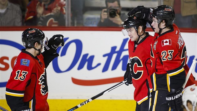 Johnny Gaudreau, Ji Hudler a Sean Monahan (zleva) slav gl Calgary.