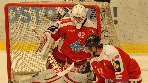 Olomouck brank Branislav Konrd kryje vtkovickou stelu.