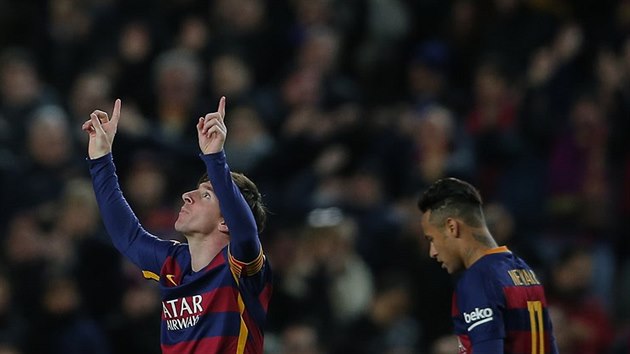 Lionel Messi (vlevo), Neymar a gl Barcelony