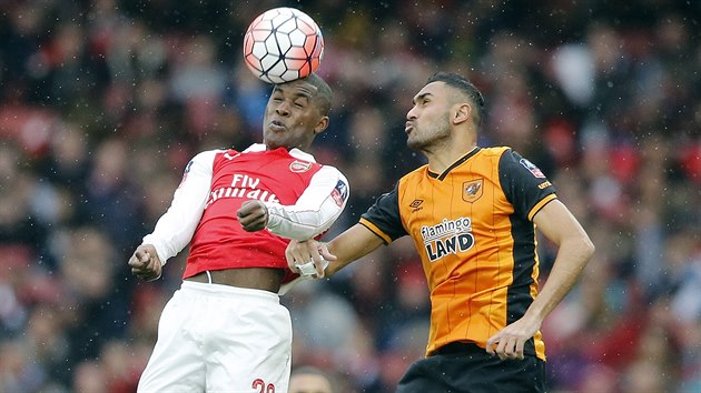 Joel Campbell z Arsenalu (vlevo) a Ahmed Elmohamady z Hullu v hlavikovm souboji