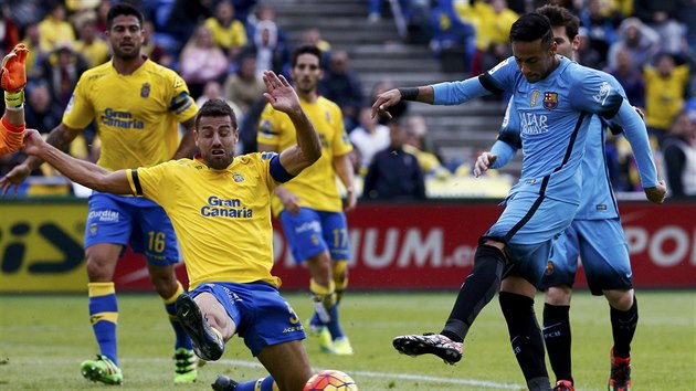 Neymar z Barcelony (v modrm) skruje proti Las Palmas.