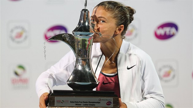 Sara Erraniov lb trofej pro vtzku turnaje v Dubaji.