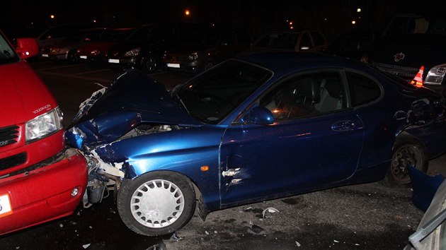 Řidič v Hodoníně naboural šest aut. Byl opilý a zfetovaný (28. 2. 2016).