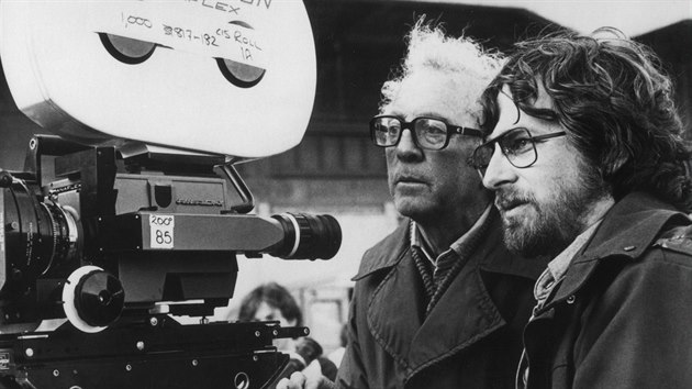 Douglas Slocombe spolu se Stevenem Spielbergem bhem naten filmu Indiana Jones a posledn kov vprava (1989)