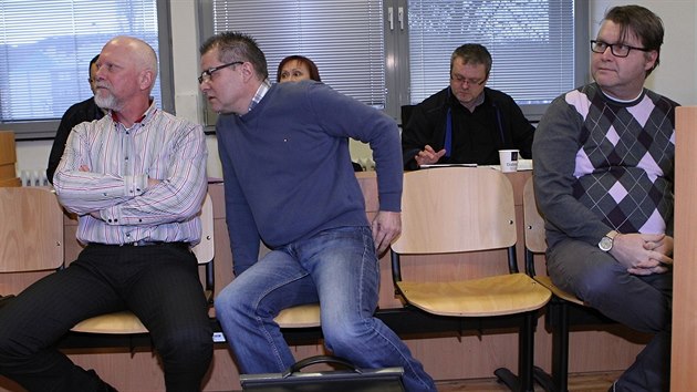 Zleva Pavel Kouda, Petr Kusnierz a Pavel Karel Markvart u Krajského soudu v Ústí nad Labem (22. února 2016).