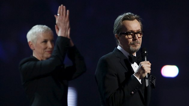 Annie Lennoxov a Gary Oldman vzdali hold zesnulmu Davidu Bowiemu (Brit Awards, Londn, 24. nora 2016).