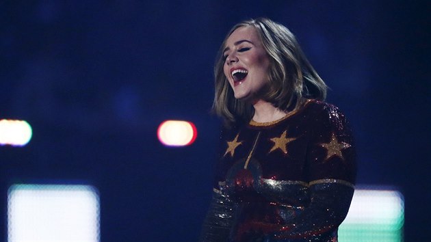 Adele zskala hned tyi trofeje. (Brit Awards, Londn, 24. nora 2016)