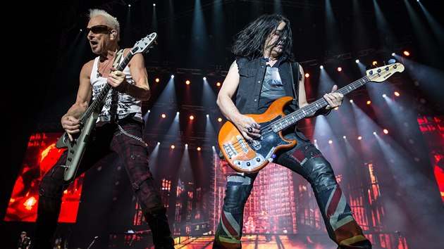 Rudolf Schenker a Pawe Mciwoda z kapely Scorpions (O2 arena, Praha, 27. nora 2016)