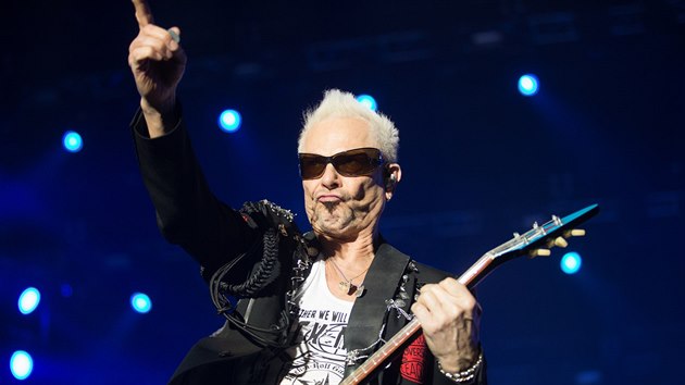 Kytarista a zakldajc len Scorpions Rudolf Schenker (O2 arena, Praha, 27. nora 2016)