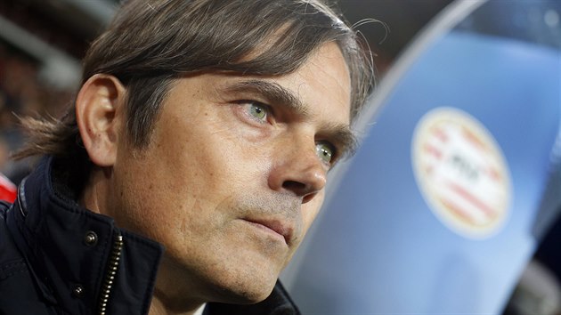 JDEME NA TO. Phillip Cocu, trenr PSV Eindhoven, ped osmifinle Ligy mistr proti Atltiku Madrid.