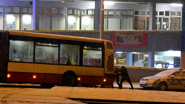 Kvli pvalm snhu autobusy opt nezvldly projet ulic Makovskho v epch.