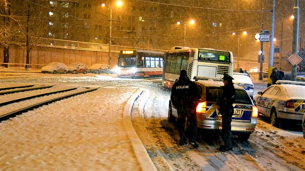 Kvli pvalm snhu autobusy opt nezvldly projet ulic Makovskho v epch.