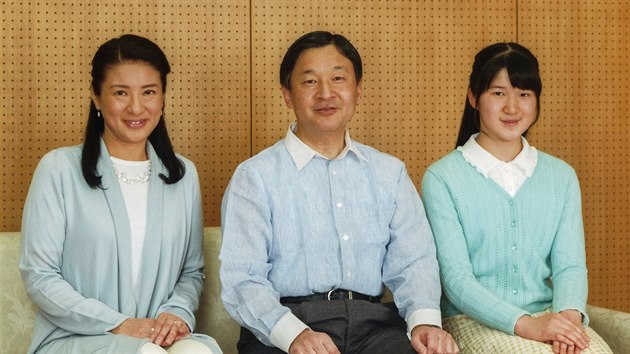 Japonsk korunn princ Naruhito, jeho manelka princezna Masako a jejich dcera princezna Aiko (Tokio, 14. nora 2016)