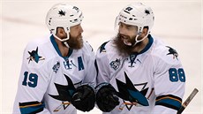 DVA VOUSÁI SLAVÍ GÓL. Brent Burns (vpravo) a Joe Thornton ze San Jose.