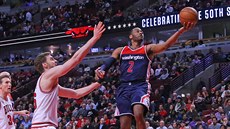 John Wall z Washingtonu zakonuje, za ruku ho drí Pau Gasol z Chicaga.