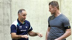 PORADA. Stolní tenista Havlíčkova Brodu Petr Korbel (vlevo) předává své... PORADA. Stolní tenista Havlíčkova Brodu Petr Korbel (vlevo) předává své...