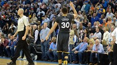 Stephen Curry z Golden State z Golden State oslavuje vítznou trefu  proti...