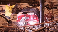 V Budečské ulici na Vinohradech zdemoloval spadlý strom manželům Krajčovým... V Budečské ulici na Vinohradech zdemoloval spadlý strom manželům Krajčovým...