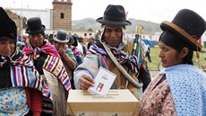 Bolivijci hlasovali v referendu, zda umoní Evu Moralesovi potvrté kandidovat na prezidenta.