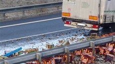 Na Chebsku havaroval kamion, vysypaly se z nj desítky pepravek s lahvovým...