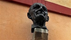 Chebský loutkář Václav Soukup stojí u busty Gustava Noska na domě v Dlouhé... Chebský loutkář Václav Soukup stojí u busty Gustava Noska na domě v Dlouhé...