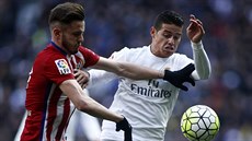 Saul z Atlétika Madrid (vlevo) bojuje o mí s Jamesem Rodríguezem.