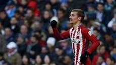 Antoine Griezmann z Atlétika slaví úvodní gól v derby s Realem.