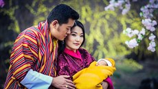 Král Jigme Khesar Namgyel Wangchuck s manelkou a synem