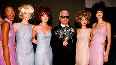Šatům, kterým se správně říká „slip dress“, v titulku trochu křivdíme. Nejde o... Šatům, kterým se správně říká „slip dress“, v titulku trochu křivdíme. Nejde o...