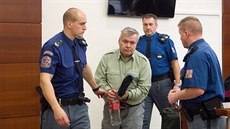 Léka Jaroslav Barták pichází 23. února k soudu v Liberci.