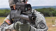 Nová podoba chytrého granátometu XM25 (např. menší zaměřovač) není zatím... Nová podoba chytrého granátometu XM25 (např. menší zaměřovač) není zatím...