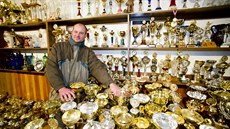 V klubovně hasičů z Výčap se to poháry jenom hemží. V klubovně hasičů z Výčap se to poháry jenom hemží.