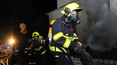 Požár rodinného domu na Spořilově likvidovalo osm jednotek hasičů. V troskách... Požár rodinného domu na Spořilově likvidovalo osm jednotek hasičů. V troskách...