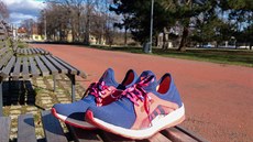 I barevné tkaniky mohou ze sportovní boty udlat módní kousek