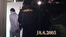 Radovan Krejí zadrený policií ve své vile v ernoicích (18. 6. 2005)