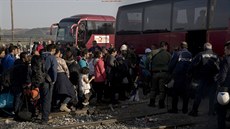 Policie asn ráno pikázala afghánským migrantm nastoupit do autobus, které...