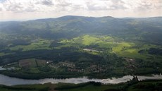 Pohled na hraniční hřeben. V dolní části snímku je Lipno a Nová Pec. Uprostřed... Pohled na hraniční hřeben. V dolní části snímku je Lipno a Nová Pec. Uprostřed...