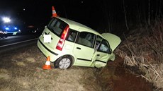 Řidička skončila s Fiatem Panda ve strouze u silnice. Řidička skončila s Fiatem Panda ve strouze u silnice.