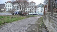 Rozbitý chodník v ulici Slávy Horníka u Kavalírky na Praze 5 Rozbitý chodník v ulici Slávy Horníka u Kavalírky na Praze 5