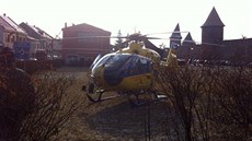Nedaleko místa nehody pistál i vrtulník záchraná.