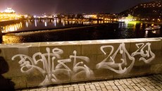 Neznámý vandal posprejoval Karlv most (24.2.2016).