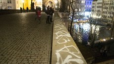 Neznámý vandal posprejoval Karlv most (24.2.2016).