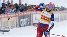 Therese Johaugová vítzí ve skiatlonu v Lahti.