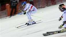Veronika Velez-Zuzulová (vlevo) a Lara Gutová v paralelním slalomu ve...