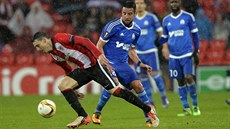 Mauricio Isla z Marseille atakuje Aritze Adurize z Bilbaa