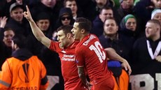 James Milner (vlevo) a Philippe Coutinho slaví v Evropské lize gól Liverpoolu.