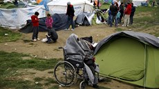 Uprchlík na vozíku v provizorním táboe poblí ecké vesnice Idomeni.