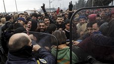 Chaos na ecko-makedonské hranici, kde se migranti v pondlí 29. února snaili...